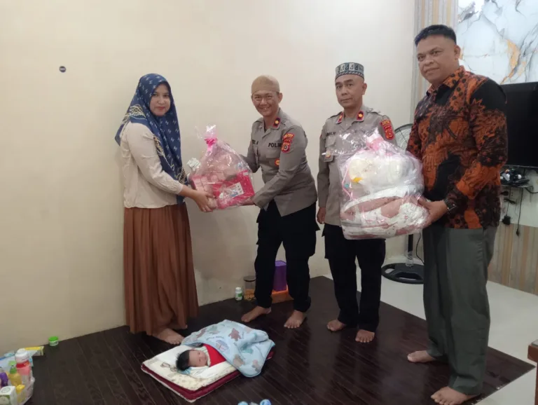 Kapolda Aceh Salur Bantuan untuk Bayi yang Ditemukan di Aceh Jaya Kapolda Aceh Salur Bantuan untuk Bayi yang Ditemukan di Aceh Jaya Maret 27, 2026