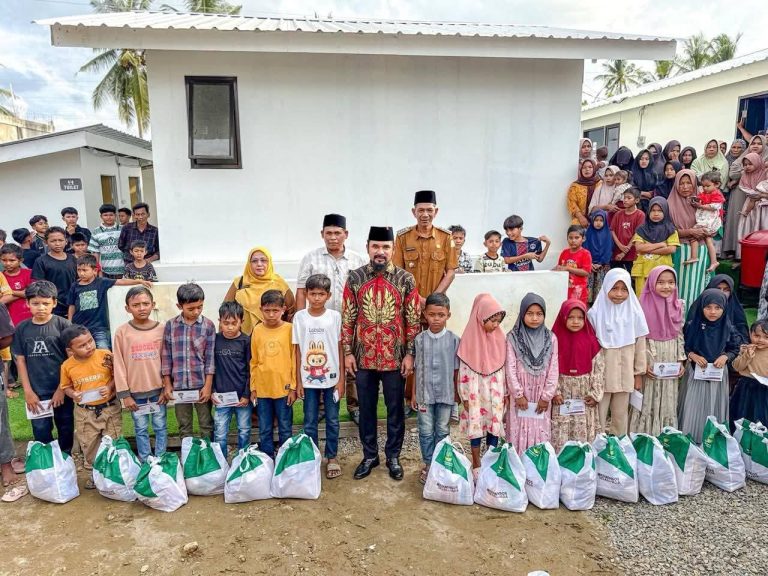 Tinjau Huntara, Bupati Al-Farlaky juga Santuni Anak Yatim di Blang Nie Maret 4, 2026