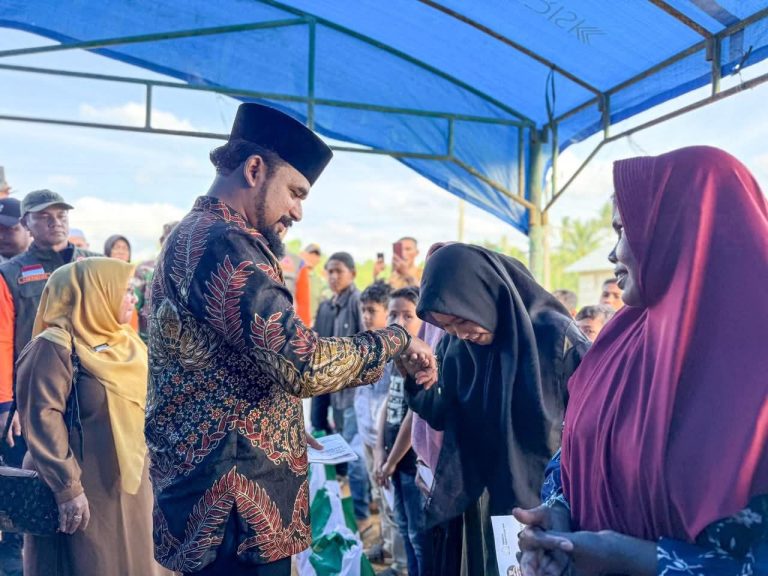 Bupati Al-Farlaky Tinjau Huntara dan Santuni Anak Yatim di Banda Alam Maret 9, 2026