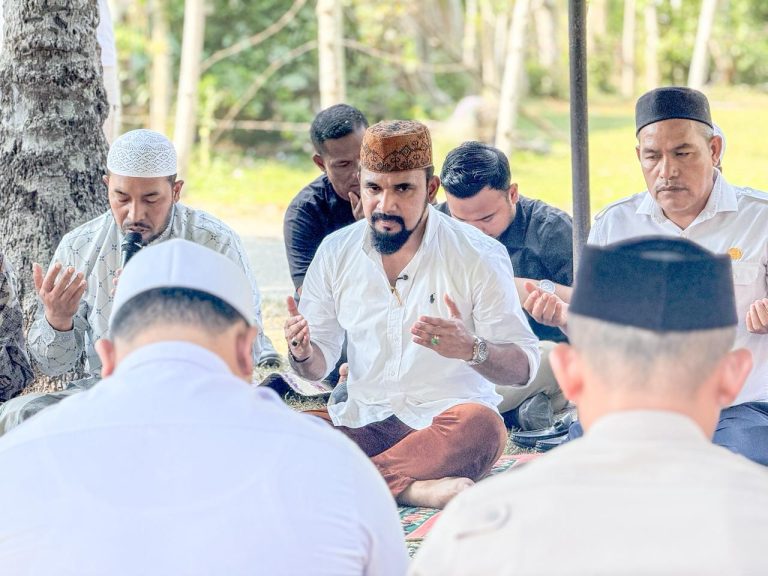 Bupati Al-Farlaky Melayat ke Rumah Empat Pelajar Tenggelam di Perairan Peudawa Maret 25, 2026