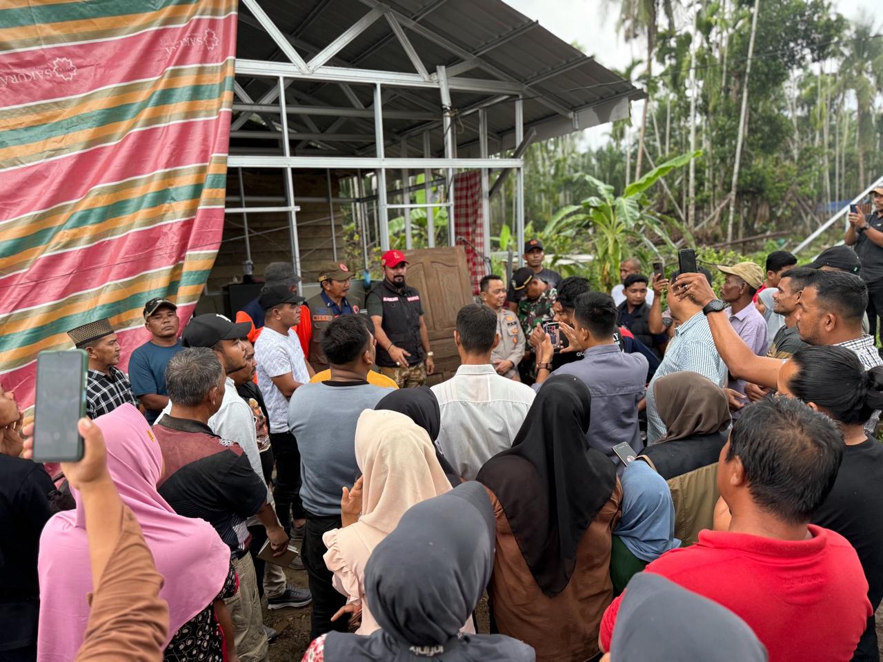 Pengerjaan Huntara Lelet, Bupati Al-Farlaky Minta BNPB Putuskan Kontrak Vendor yang Tidak Kompeten - RILIS.NET Pengerjaan Huntara Lelet, Bupati Al-Farlaky Minta BNPB Putuskan Kontrak Vendor yang Tidak Kompeten Maret 28, 2026