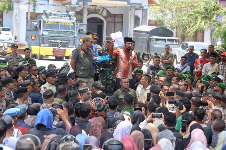 Sambut Pendemo, Bupati Al-Farlaky Jawab Lugas dan Tegas Tuntutan Massa April 2, 2026