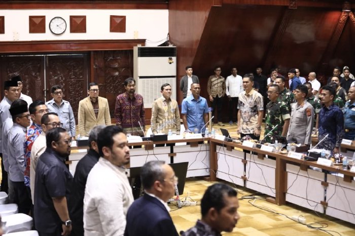 Rapat Perubahan UUPA, Mualem Minta Otsus Aceh Abadi Minimal 2,5 persen April 16, 2026