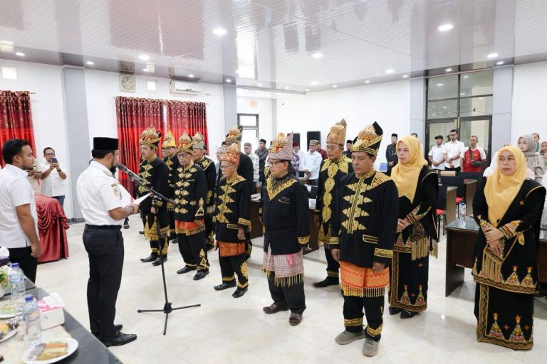 Bupati Al-Farlaky Lantik Pengurus MAA Aceh Timur Masa Jabatan 2026-2030 Bupati Al-Farlaky Lantik Pengurus MAA Aceh Timur Masa Jabatan 2026-2030 Mei 13, 2026