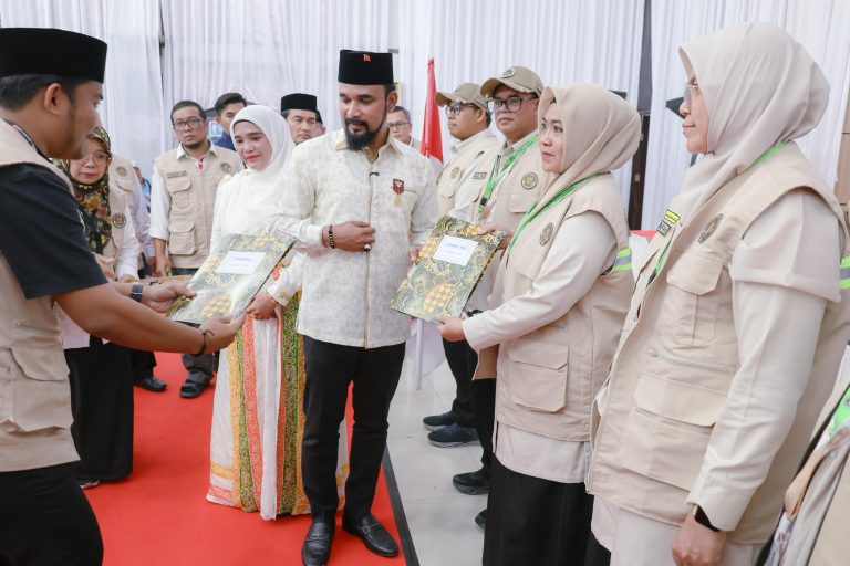 Bupati Al- Farlaky Lepas Jamaah Haji Kloter 7 di Embarkasi Haji Banda Aceh Mei 11, 2026