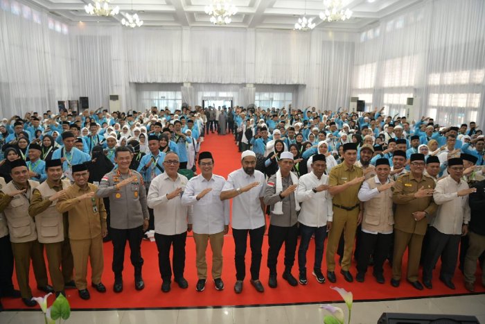 Mualem Lepas Kloter Perdana Calon Jemaah Haji Aceh, Ingatkan Bersihkan Hati dan Jaga Kesehatan Mei 5, 2026