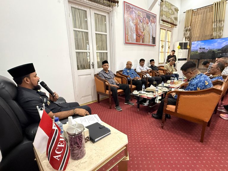 Bupati Al-Farlaky Kumpulkan Pimpinan PKS, Bahas Harga TBS, CSR hingga Investasi di Aceh Timur Bupati Al-Farlaky Kumpulkan Pimpinan PKS, Bahas Harga TBS, CSR hingga Investasi di Aceh Timur Juni 18, 2026