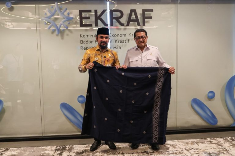 Bupati Al-Farlaky Paparkan Potensi Tikar dan Tenun Aceh Timur pada Menteri Ekonomi Kreatif Bupati Al-Farlaky Paparkan Potensi Tikar dan Tenun Aceh Timur pada Menteri Ekonomi Kreatif Agustus 3, 2026