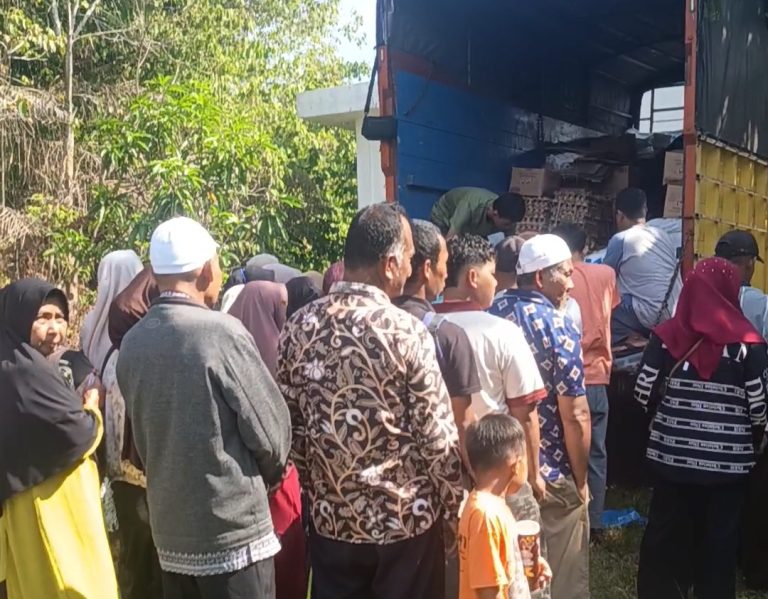 Mobil Pengangkut Sembako Pasar Murah Diserbu Warga di Ranto Peureulak Mobil Pengangkut Sembako Pasar Murah Diserbu Warga di Ranto Peureulak Agustus 27, 2026
