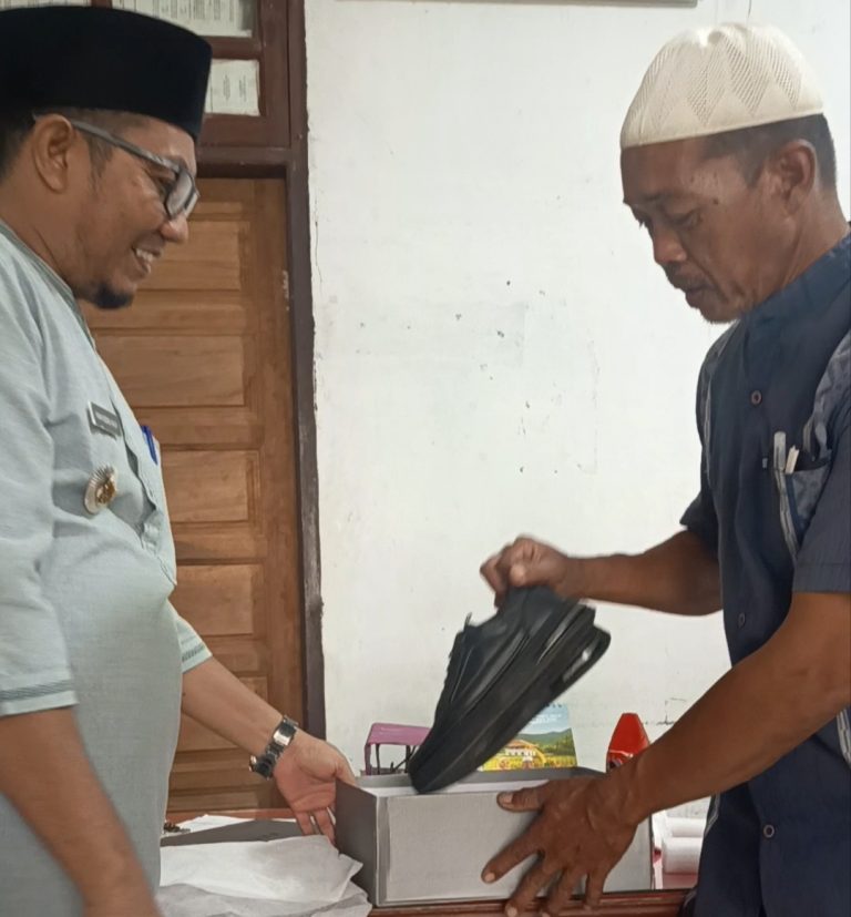 Merasa Iba, Camat Ranto Peureulak Hadiahkan Sepatu Baru untuk PNS Oktober 16, 2026